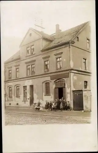 Foto Ak Niederhaßlau Wilkau Haßlau in Sachsen, Kinder am Hauseingang