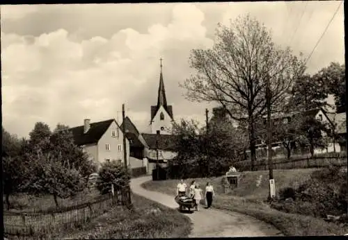 Ak Altensalz Neuensalz Vogtland, Teilansicht, Kirche, Familie mit Boot