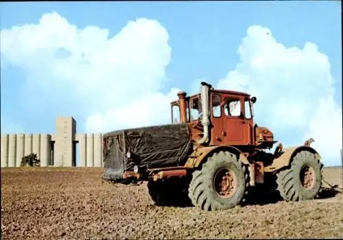 Ak Neumark in Sachsen, sowjetischer Traktor K 700, Kraftfuttermischwerk