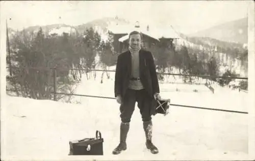 Foto Ak Mann mit Fotoapparat im Schnee