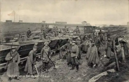 Ak Gefangene beim Bahnbau, Deutsche Soldaten, Kriegsgefangene, I. WK