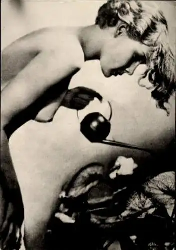 Foto Erotik, Frauenakt, Busen, nackte Frau gießt Blumen