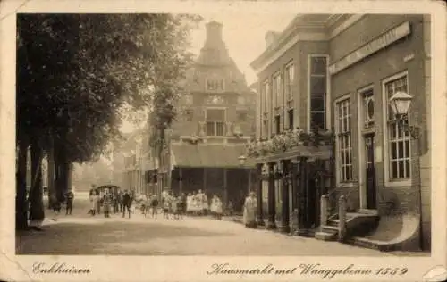 Ak Enkhuizen Nordholland Niederlande, Käsemarkt mit Waagehaus