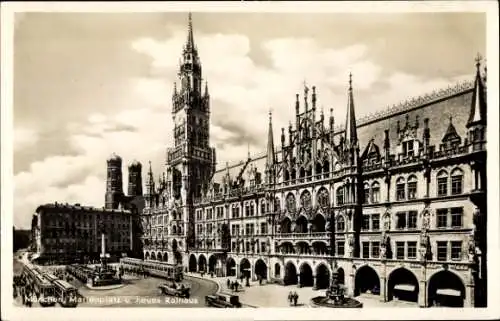 Ak München, Marienplatz, neues Rathaus, Frauenkirche, Straßenbahnen