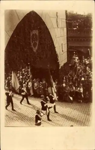 Foto Ak Hannover in Niedersachsen, Fest, Parade durch Tor, Zuschauer