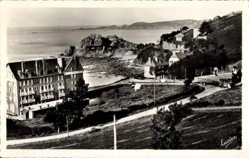 Ak Perros Guirec Côtes-d’Armor, Plage de Trestrignel, vue sur la Pointe du Chateau