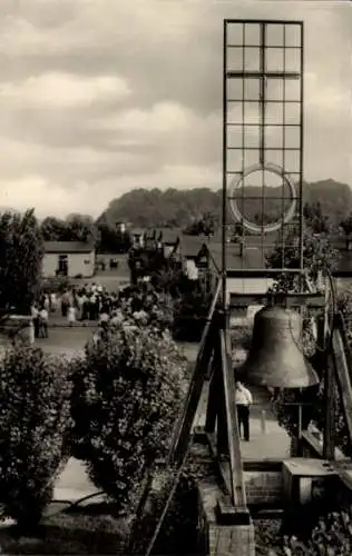 Ak Friedland an der Leine, Grenzdurchgangslager Friedland, Glocke