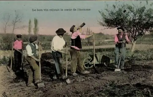 Ak Französische Tracht, Landwirtschaft, Bauern machen Pause, Flasche, Schubkarre, Spaten