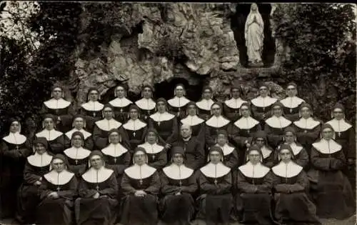 Foto Ak Lourdes Hautes Pyrénées, Nonnen, Gruppenbild, 1952