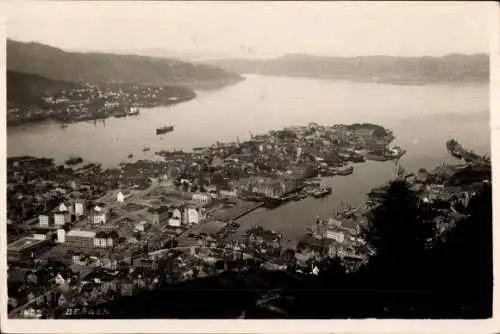 Ak Bergen Norwegen, Luftbild von Ort und Hafen