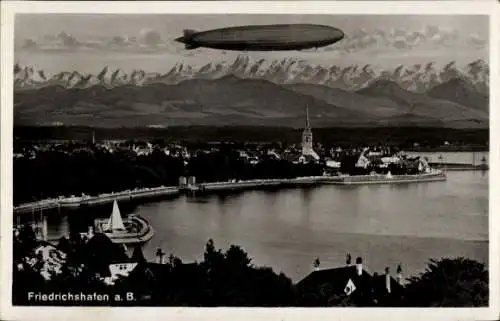 Ak Friedrichshafen am Bodensee, Totalansicht, Kirchturm, Zeppelin, Gebirge