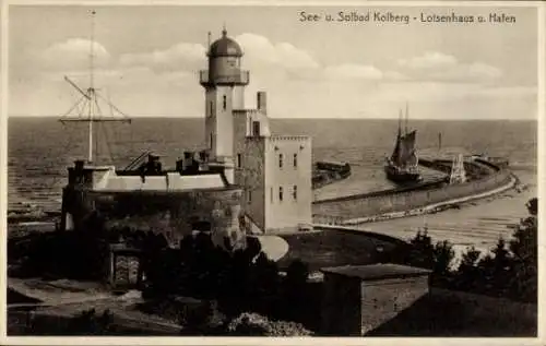 Ak Kołobrzeg Ostseebad Kolberg Pommern, Lotsenhaus und Hafen, Leuchtturm