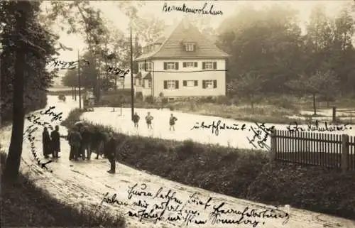 Foto Ak Kulmbach in Oberfranken, Beamtenwohnhaus, Straßenpartie im Winter