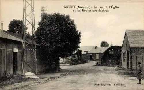 Ak Gruny Somme, la rue de l'Eglise, les Ecoles provisoires