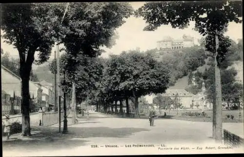 Ak Uriage les Bains Isère, Gesamtansicht der Promenaden