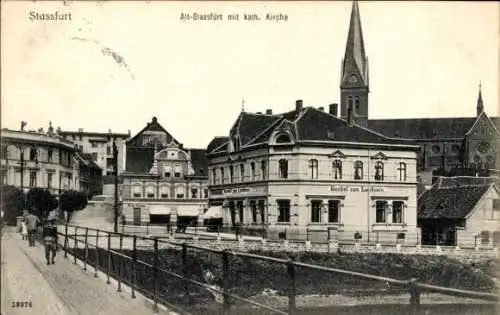 Ak Staßfurt im Salzlandkreis, Altstadt mit der katholischen Kirche, Passanten