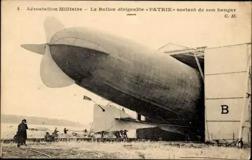 Ak Aerostatiion Militaire, Luftschiffballon Patrie verlässt seinen Hangar