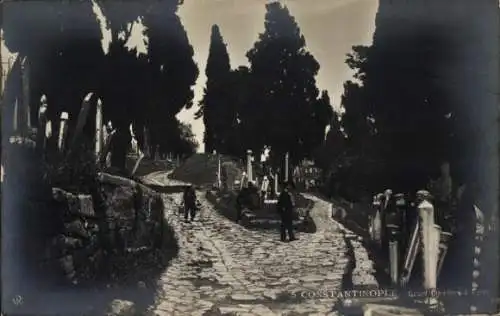 Ak Konstantinopel Istanbul Türkei, Grand Cimetiere d' Eyoub, Partie auf dem Friedhof