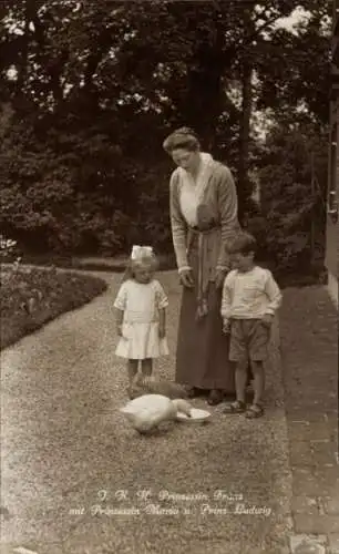 Ak Isabella von Croÿ, Prinzessin Franz mit Prinzessin Maria und Prinz Ludwig, Jagdschloss Pfronten