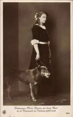 Ak Erzherzogin Maria Antonia mit ihrem Hund, Margaretha von Österreich-Toskana