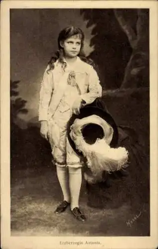 Ak Erzherzogin Antonia, Standportrait, Federhut, Hosen, BWKI 888/37