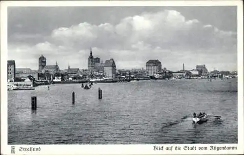 Ak Stralsund in Vorpommern, Blick auf die Stadt vom Rügendamm, Ruderboot