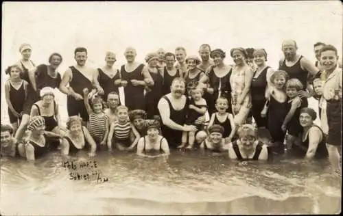 Foto Ak Ostseebad Göhren auf Rügen, Badegäste, Gruppenbild im Wasser, Badekleidung