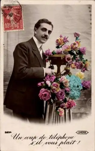 Ak Mann mit Telefon, Blumen