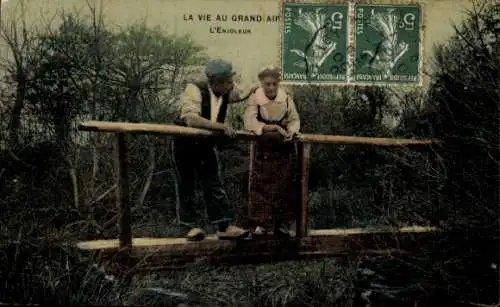 Ak Französische Tracht, Liebespaar, Brücke, Gespräch