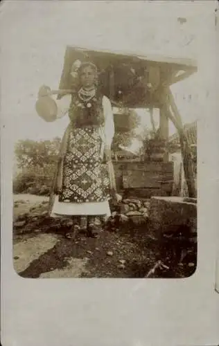 Foto Ak Wasserträgerin in Volkstracht, Wasserkrug, Brunnen