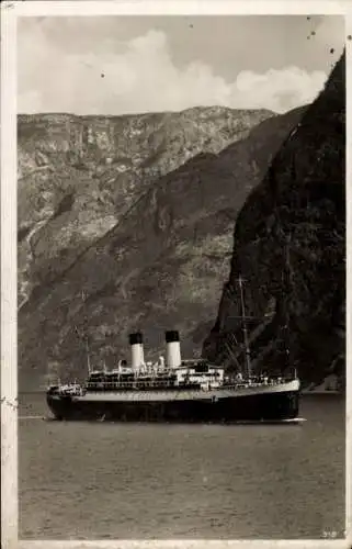 Ak Norwegen, Dampfer im Fjord, MS Monte Olivia