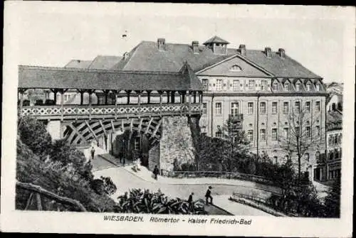 Ak Wiesbaden in Hessen, Römertor, Kaiser Friedrich-Bad