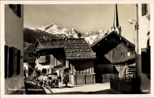 Ak Garmisch Partenkirchen in Oberbayern, Ballengasse, Kühe mit Wagen