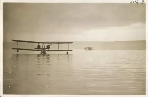 Foto Doppeldecker, Flugzeug im Wasser