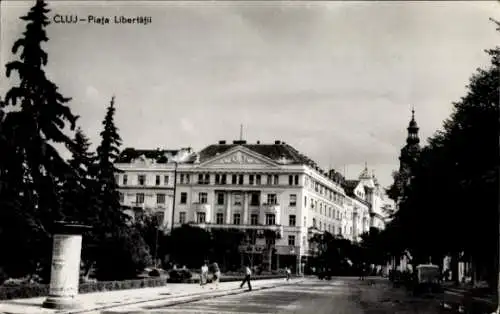 Ak Cluj Rumänien, Piata Libertatii, Blick in eine Straße, Litfaßsäule