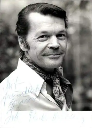 Foto Schauspieler John Pauls-Harding, Portrait, Autogramm, Halstuch