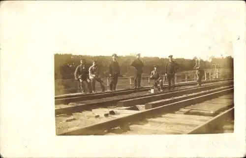 Foto Ak Eisenbahnbrigade beim Instandsetzen einer Brücke, 1. WK