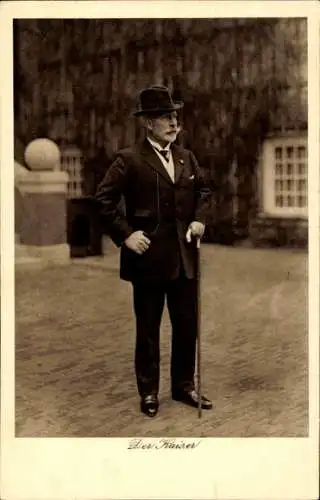Ak Kaiser Wilhelm II. im Exil in Doorn, Standportrait, Anzug, Hut, Gehstock
