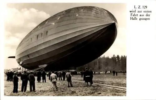 Ak Luftschiff Hindenburg LZ 129 wird zur ersten Fahrt aus der Halle gezogen, Zeppelin