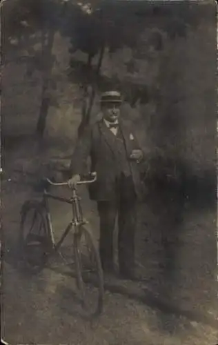 Foto Ak Alter Mann mit Fahrrad, Portrait