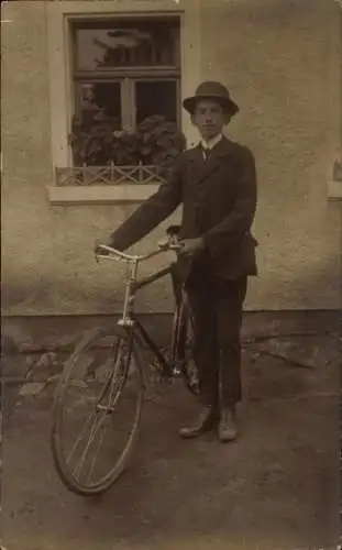 Foto Ak Junger Mann mit Fahrrad, Portrait