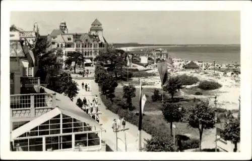 Foto Ak Seebad Binz auf Rügen, Strandpromenade und Strand, Urlauber