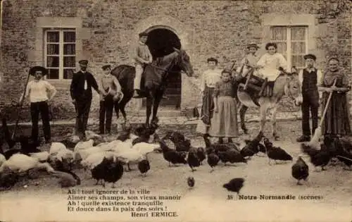 Ak Französische Tracht, Bauernhof, Hühner, Familienbild