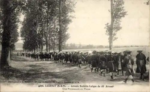 Ak Luzancy Seine et Marne, Säkulare Schulkolonie 18 Arrond, A Walk in the Plain