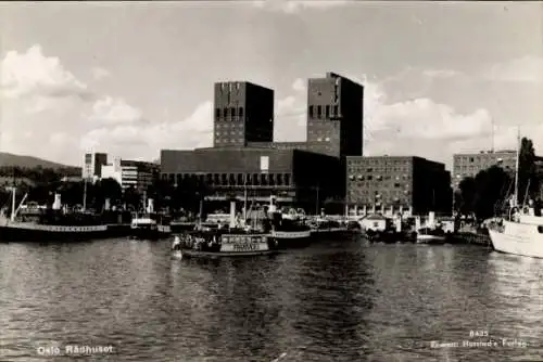 Ak Oslo Norwegen, Blick zum Rathaus, Boote