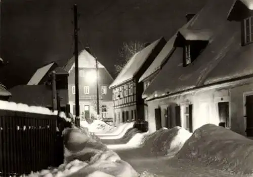 Ak Geising Altenberg im Erzgebirge, Straßenpartie im Winter, Nachtbeleuchtung