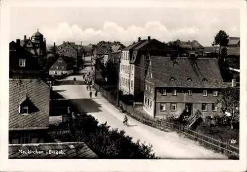 Ak Neukirchen im Erzgebirge, Teilansicht, Straßenpartie