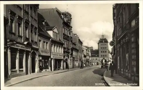 Ak Borna in Sachsen, Reichsstraße mit Reichstor, Geschäfte