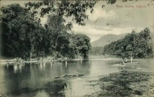 Ak Ceylon Sri Lanka, Fluss, Menschen am Ufer, Wald