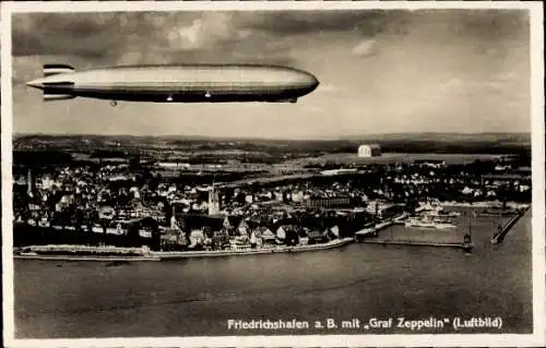 Ak Friedrichshafen am Bodensee, Luftschiff LZ 127 Graf Zeppelin über der Stadt, Fliegeraufnahme